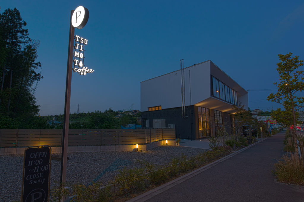 ポールサイン　ポール看板　案内ポール　誘導サイン　誘導看板　駐車場サイン　駐車場看板　カフェ看板　飲食店看板　コーヒーショップ看板　切り文字看板　光る看板　電飾看板　発光サイン　発光看板