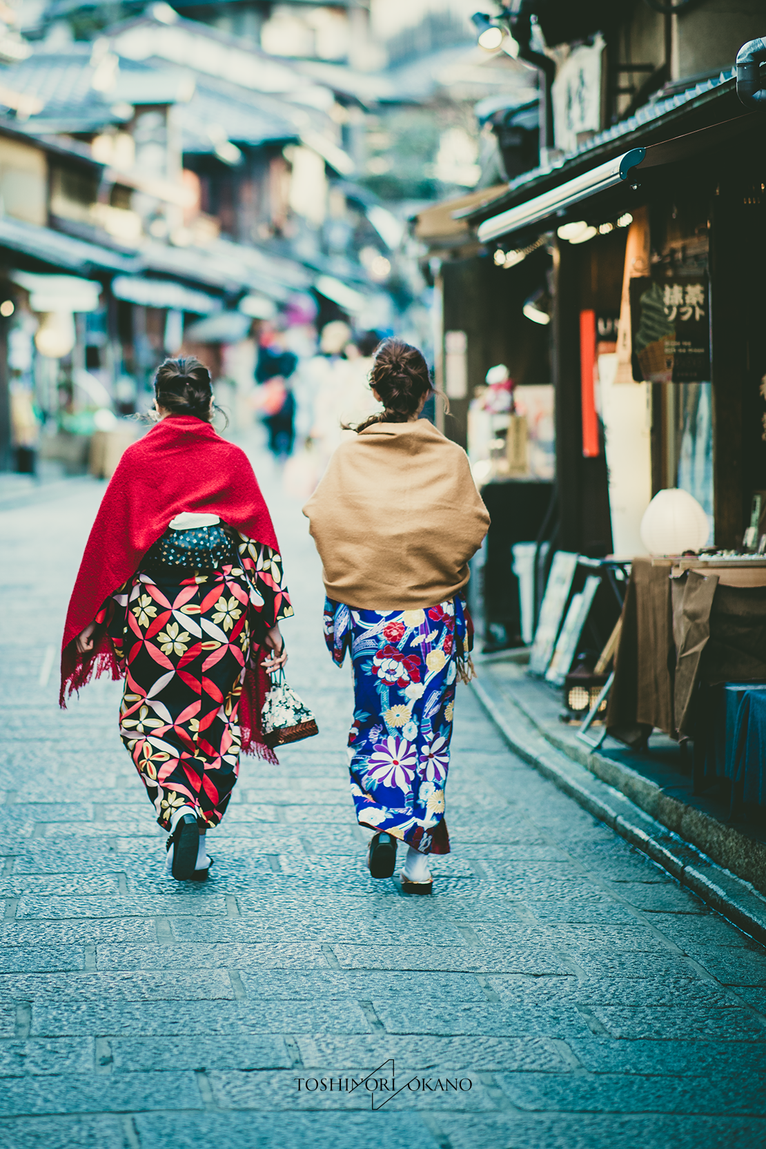 photo 28 Women walking in kimono