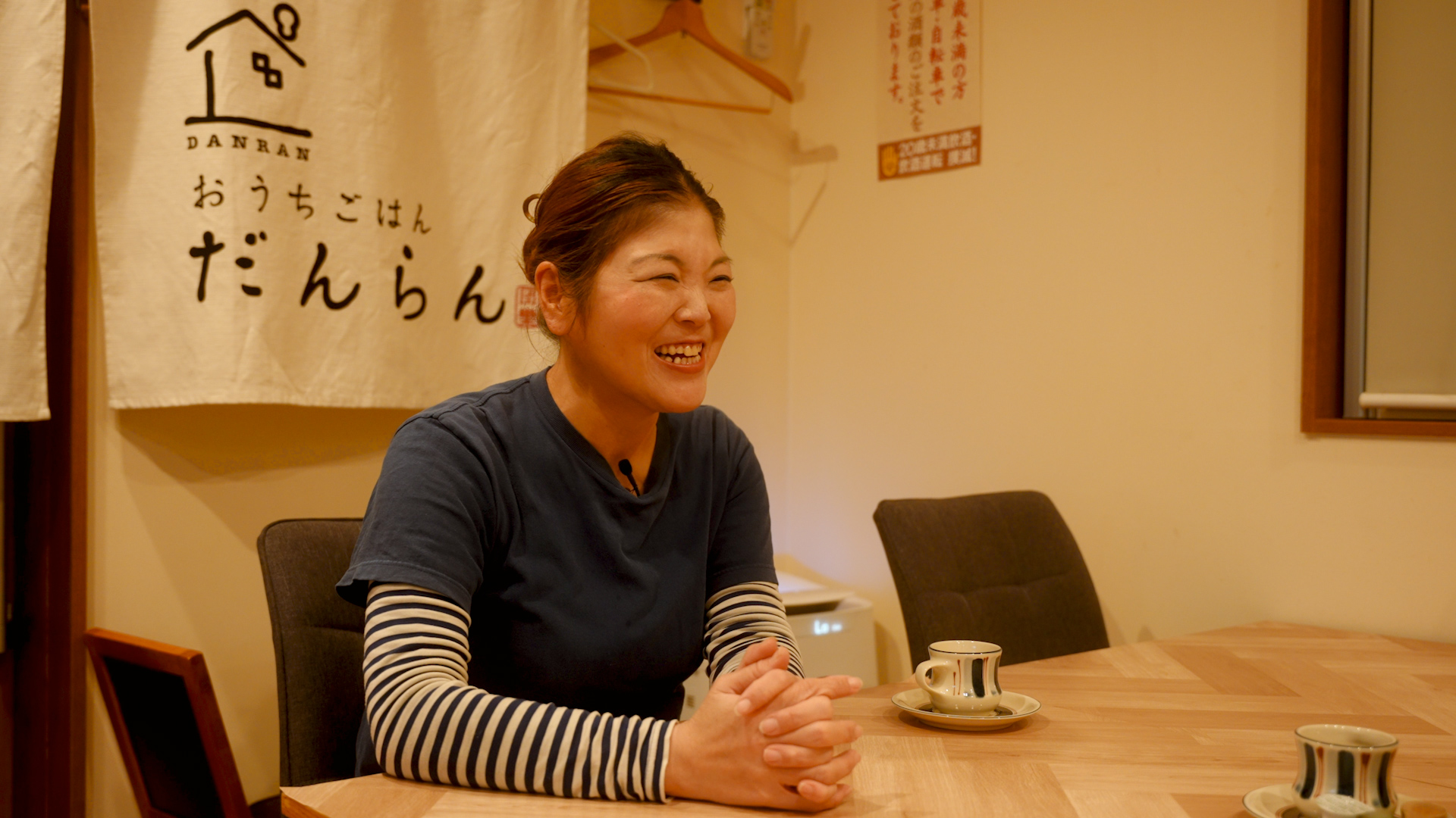 写真：大阪府岸和田市の飲食店おうちごはんだんらんの店主の笑顔の女性が話している