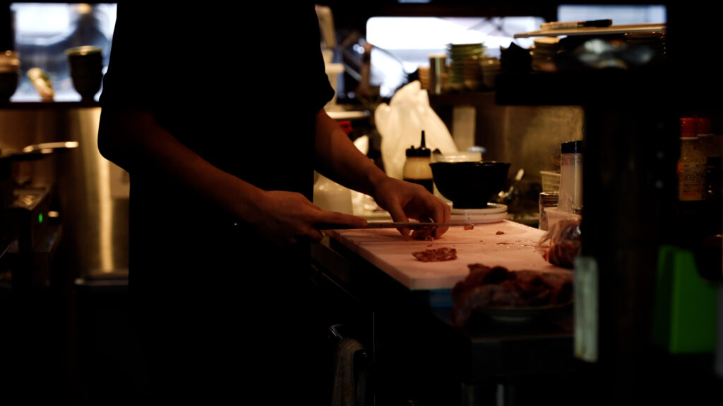 写真：焼肉をカットする手元