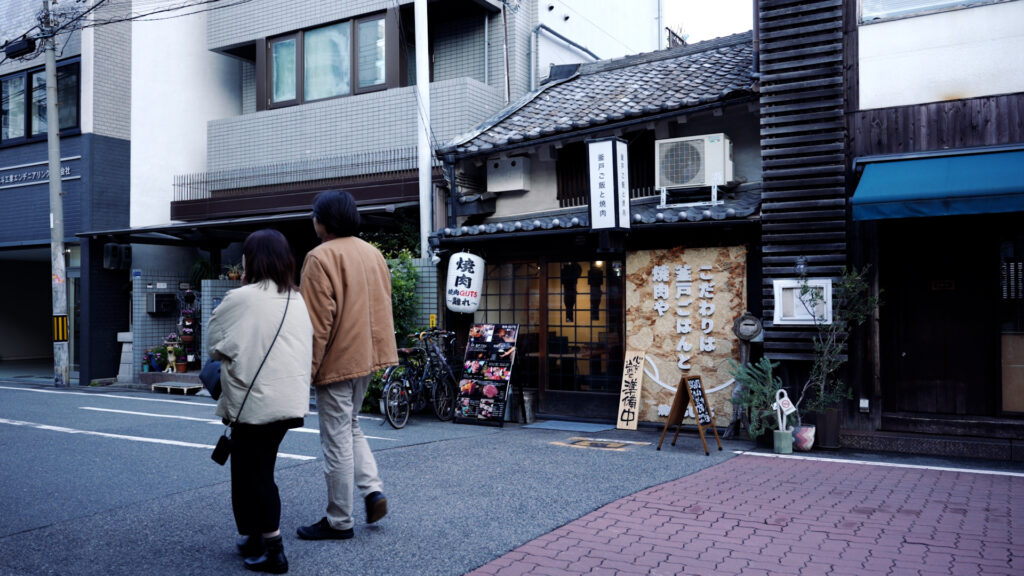 写真：焼肉店の店頭ファサード写真大阪の谷町六丁目の焼肉GUTS離れ